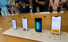 新iPhone及iPad今开卖 头位「果迷」7点到场排队