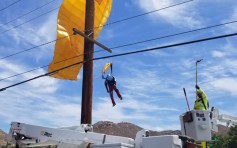 美汉跳降落伞卡电线上 半天吊个多小时消防救下