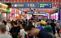 重陽節︱小長假最後一天  羅湖口岸傍晚回港人潮打蛇餅  「戰利品一抽二掕」