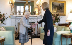 周二破格苏格兰庄园任命新首相 英女皇露疲态全国忧心
