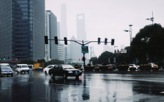 上海降雨日创历史新高 市民今年未见过太阳