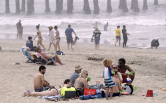 加州數萬民眾湧向海灘 州長揚言加強抗疫執法