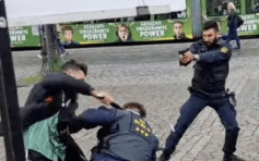 德国男子广场挥刀斩伤多人  1警被斩颈重伤  疑犯中枪被捕