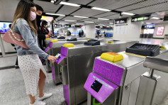 乘客今起可掃碼搭港鐵 站內貼紫色辨識標示
