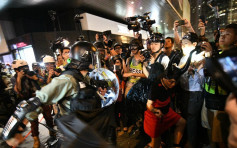 【修例風波】港台記者兩度「中椒」  警方:身處警方與示威者之間無可避免