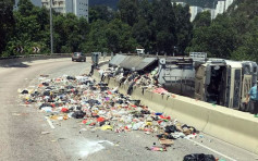 屯门龙富路垃圾车翻侧垃圾遍地　司机受伤送院