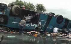 【有片】广河高速公路载44人旅游巴翻侧　乘客被压车底酿19死