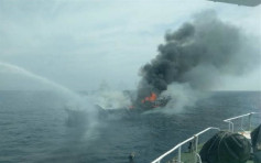 台湾赏鲸船起火 46游客全数获救
