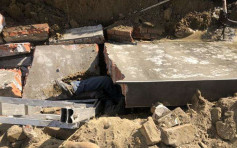 疑地基被掏空 台地盤圍牆倒塌2工人被埋喪生