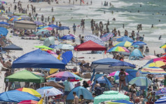 美國天氣轉熱 長周末假期沙灘現弄潮人潮