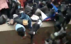 逼爆走廊栏杆塌下 大批玻利维亚大学生4楼堕下身亡