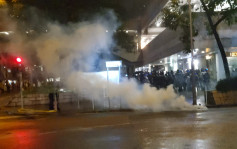 大埔槍擊案現場人群指罵警察 警方舉黑旗射催淚彈驅散