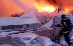 圣彼得堡近郊一大型仓库起火 货仓大面积倒塌