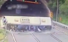 樂廣高速旅遊巴翻側 乘客從車窗跌出3死7傷