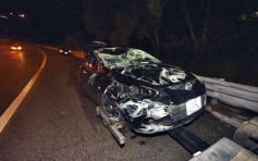 屯門公路私家車撞壆反肚 司機受傷