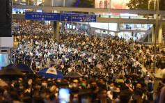 【修例風波】示威者政總外聚集 防暴警察警告停止非法集結