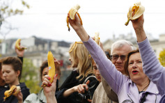 波蘭博物館撤被指不雅藝術品 千人食香蕉抗議
