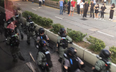 【修例风波】示威者向尖沙嘴警署投掷汽油弹 警员催泪弹驱散