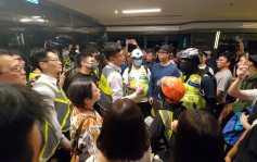 【修例風波】太古城中心人群聚集 聲討防暴警進入商場事件