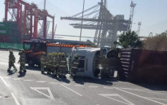 葵涌貨櫃碼頭拖頭翻側 消防到場拯救