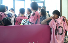 美斯訪港︱小球迷早上持粉紅色10號球衣 酒店外等見「斯」人攞簽名