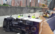 西九龍快速公路貨車失控翻側 司機一度被困