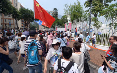 【逃犯條例】香港電台外群眾抗議報道偏頗 有人推撞記者