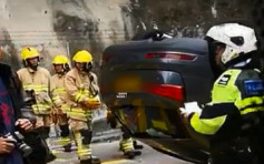 【車cam直擊】中年女司機秀茂坪自炒翻車 十多名消防員合力推車