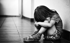 小学女生校内遭四男生拖男厕性侵 警方指因未满14岁无刑责