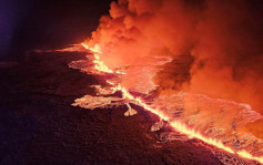 冰岛火山爆发染红夜空   约4000居民提前撤离
