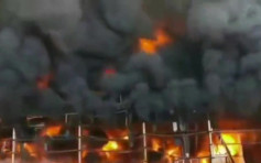 河南新乡超能电池厂起火 现场黑烟滚滚