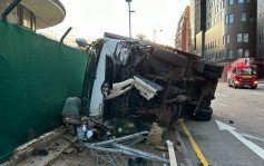 尖沙咀兩車相撞釀2傷 貨車翻側剷上行人路撞毀數米鐵欄