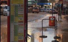 土瓜湾马头涌道爆水管 巴士站遭泥水围困