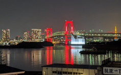 東京彩虹橋「染紅」提醒防疫 反惹遊人打卡
