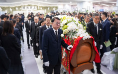 李兆基逝世︱梁振英及陳國基等10人扶靈  中午12時30分辭靈出殯