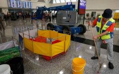 桃園機場航廈天花板漏雨 機場：防水設施未完工
