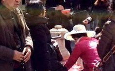 中國遊客威尼斯街邊「野餐」 飲用泉水洗碗捱批