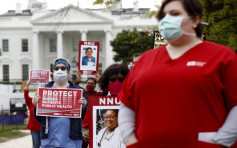 美国护士白宫前手持逝世同事照片 抗议防护装备不足