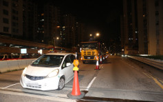 葵涌道荔桥修路工程 私家车撞伤两男工人 清醒送院