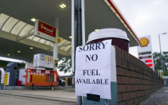 英国近三分一油站无汽油供应 车主排足三日队仍未能入油