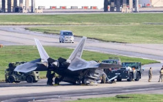 又「跪了」︱起落架問題　駐日美軍一架F-22戰機發生事故受損