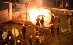 【721衝突】上環有示威者焚燒雜物 警方出動橙旗後發射多枚懷疑橡膠子彈
