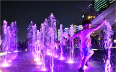 觀塘音樂噴泉首次晚間表演 有小孩到場嬉水玩樂