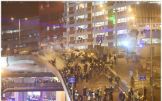 【上環衝突】防暴警舉黑旗後再放催淚煙 同時驅趕德輔道中示威者