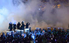 【721冲突】警方再发放催泪弹立法会议员要求对话 多人受伤送上救护车