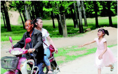 父母离异3年北京女童没见妈妈　儿童节相聚离别时追车直至累倒