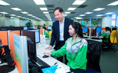 中電總裁蔣東強首日履新　到前線探班聽熱線電話