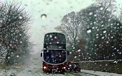 巴士雪中驚險飄移避切線車 女車長臨危不亂獲讚