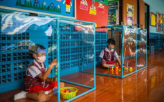 泰國小學復課 學童躲方形帳篷上課玩樂防感染