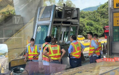 大欖隧道收費亭遭貨車撞歪 一女遭玻璃碎濺傷送院